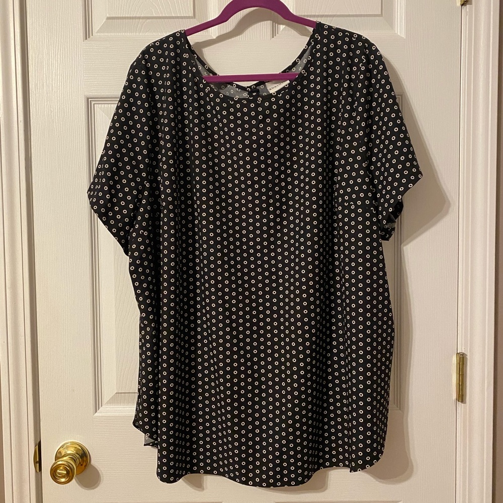 EUC Ava Viv 2X Black & White Short Sleeve Blouse with Covered Buttons Down Back